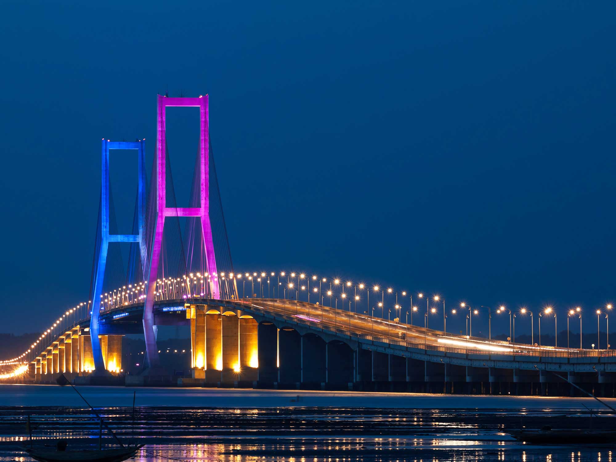 bridge)以夜景闻名,是泗水的地标建筑,也是印尼最长的大桥